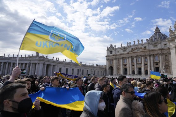 [바티칸=AP/뉴시스] 지난달 27일(현지시간) 프란치스코 교황의 연설이 이뤄진 성 피터 광장에서 우크라이나 국기를 든 사람들의 모습. 2022.02.27.