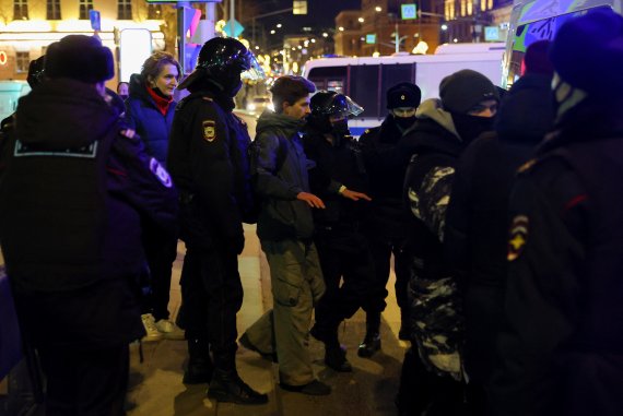 2022년 2월24일(현지시간) 러시아 모스크바에서 러시아의 우크라이나 침공을 반대하는 시위자가 경찰에 체포되고 있다. 2022.02.24/news1 © 로이터=뉴스1 © News1 김민수 기자