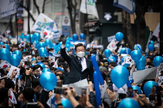 이재명 더불어민주당 대선후보가 1일 오후 서울 중구 명동에서 ‘3.1정신으로 여는 대한민국 대전환’ 서울 집중유세를 갖고 지지를 호소하고 있다. 2022.3.1/뉴스1 /사진=뉴스1화상
