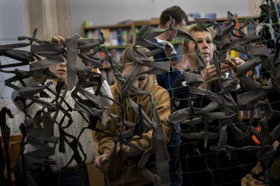 천 찢어 위장망으로2월 28일(현지시간) 우크라이나 르비브에서 자원봉사자들이 찢은 천을 모아 위장망을 만들 고 있다. AP뉴시스