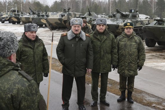 [오시포비치=AP/뉴시스] 알렉산드르 루카셴코(가운데) 벨라루스 대통령이 17일(현지시간) 러시아-벨라루스 합동 군사훈련이 열리고 있는 오시포비치 훈련장을 방문해 기자들에게 발언하고 있다. 러시아는 동맹국인 벨라루스에서 합동 군사훈련을 실시해 러시아가 우크라이나를 침공할 수 있다는 서방의 우려를 증폭하고 있다. 2022.02.18.