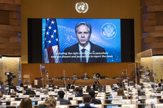 토니 블링컨 미국 국무장관이 1일(현지시간) 스위스 제네바에서 열린 제 49회 유엔 인권이사회 회의에서 화상으로 연설하고 있다.AP뉴시스