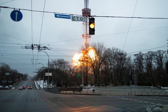 1일(현지시간) 우크라이나 수도 키예프의 TV방송탑이 러시아군의 공격을 받고 있는 모습.로이터뉴스1