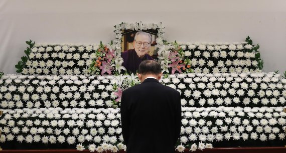 2월 27일 오전 서울 종로구 서울대병원 장례식장에 마련된 고 이어령 초대 문화부 장관의 빈소에서 조문객들이 조문을 하고 있다. 고인의 빈소는 서울대병원 장례식장 1호실에 마련됐으며 오전 9시부터 오후 10시까지 조문객을 받는다. 발인은 3월2일 오전 8시30분이다. /사진=뉴시스