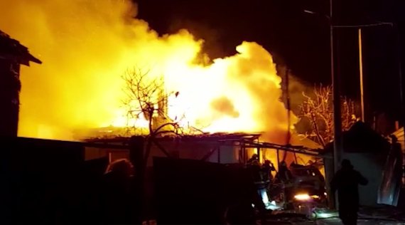 [서울=뉴시스] 1일(현지시간) 우크라이나 지토미르 민간인 주택가가 러시아군 공격으로 불에 타고 있다. (사진=우크라이나 특수통신 서비스 텔레그램 갈무리) 2022.03.02. *재판매 및 DB 금지