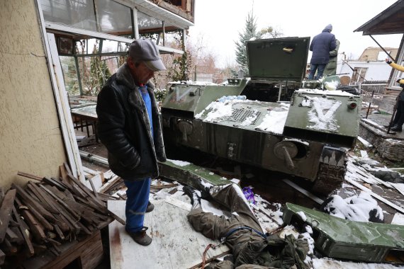 1일(현지시간) 우크라이나 키이우(키예프) 인근 부차 마을 주민이 군용 차량 옆에 숨져 있는 러시아군 병사의 시신을 바라보고 있다. 사진=뉴시스화상