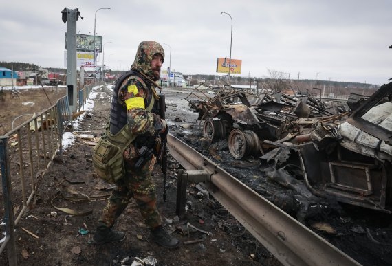 1일(현지시간) 우크라이나 키이우(키예프) 인근 부차 마을에서 한 우크라이나군 병사가 도로에 쌓여 있는 러시아군 차량 잔해를 바라보고 있다. 사진=뉴시스화상