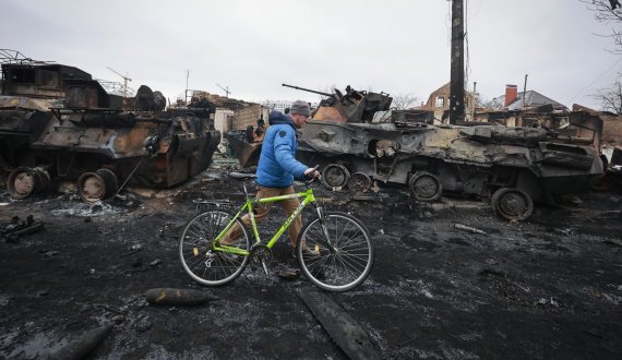1일(현지시간) 우크라이나 키예프 인근 부차 마을에서 한 주민이 자전거를 끌고 도로에 방치된 러시아군 차량 잔해를 지나가고 있다. 2022.03.02. 사진=뉴시스화상