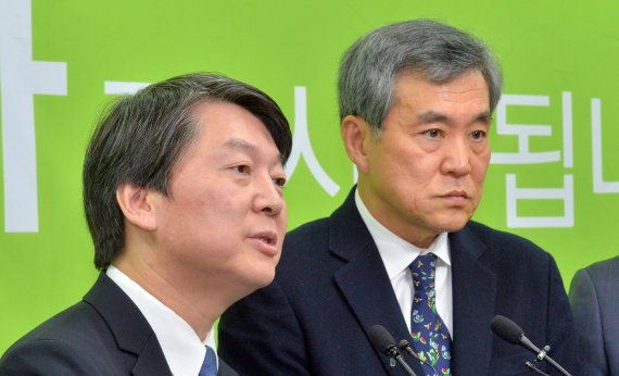 2016년 2월 17일 이상돈 중앙대 명예교수(오른쪽)가 서울 마포구 국민의당 당사에서 안철수공동대표와 함께 입당 기자회견을 하고 있는 모습. © News1