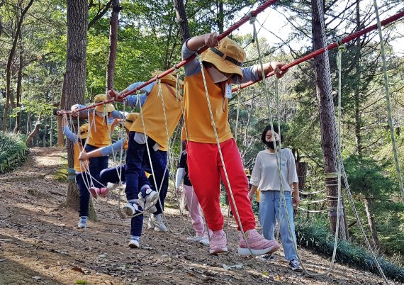 영주시 아지동 너랑나랑 유아숲체험원에서 아이들이 체험활동을 하고 있다. (사진=영주시 제공) *재판매 및 DB 금지