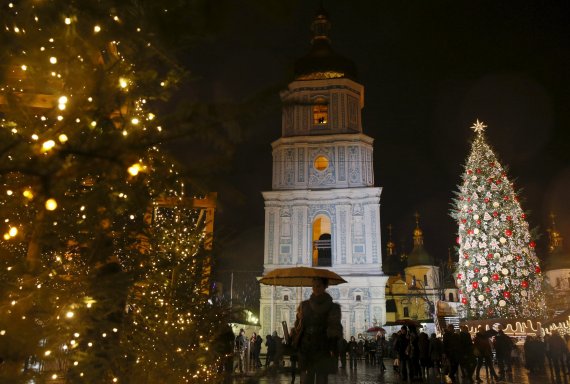 22일 (현지시간) 우크라이나의 수도 키예프에 있는 소피아 성당의 종탑 근처 크리스마스 트리 옆을 사람들이 지나가고 있다.© 로이터=뉴스1 © News1 우동명 기자
