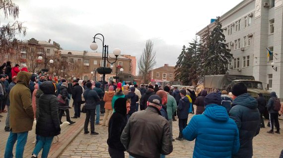 2022년 2월 28일(현지시간) 우크라이나 베르단스크 시의회 밖에서 사람들이 러시아의 침공에 대해 항의하고 있다. © 로이터=뉴스1 © News1 김지현 기자