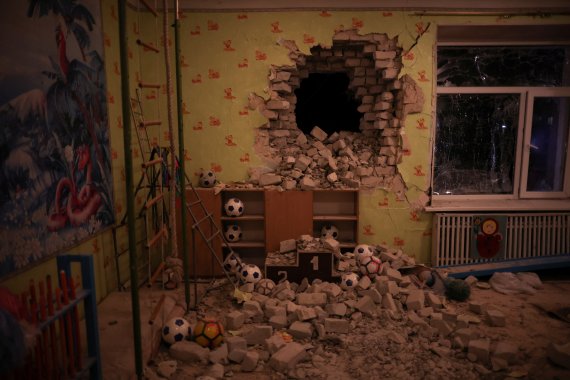 러시아군으로부터 공격받은 우크라이나 유치원 모습 © 로이터=뉴스1