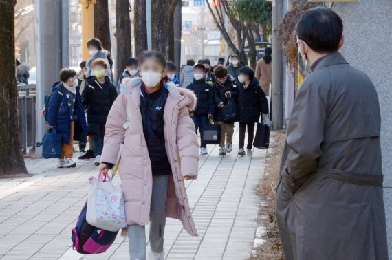새 학기가 시작된 2일 오전 광주 동구 한 초등학교로 학생들이 등교를 하고 있다. 2022.3.2/뉴스1 © News1 정다움 기자