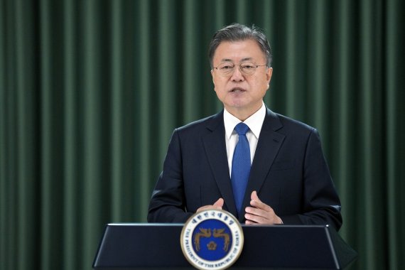 문재인 대통령이 2일 열린 제1회 한국에너지공과대학교 입학식 및 비전 선포식 축사를 영상으로 전하고 있다.(청와대 제공) 2022.3.2/뉴스1