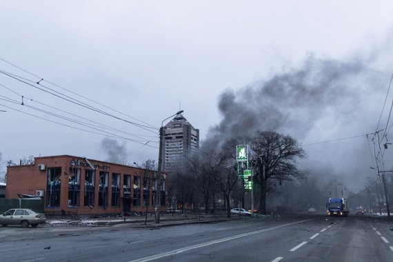 1일 우크라이나 키예프의 건물이 러시아 군의 공격을 받아 연기가 치솟고 있다. © 로이터=뉴스1 © News1 우동명