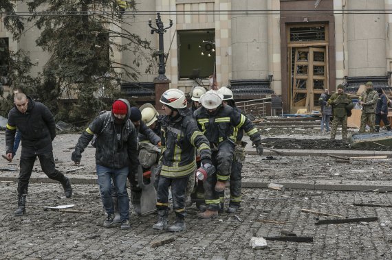지난 1일(현지시간) 우크라이나 제2 도시인 북부 하르키우에서 우크라이나 구조대원이 러시아군의 아파트 공격으로 사망한 희생자의 시신을 옮기고 있다. 뉴시스