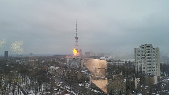 1일(현지시간) 우크라이나 키예프에 있는 TV 방송 타워가 러시아 군의 공격을 받아 폭발을 하고 있다. © 로이터=뉴스1 © News1 우동명 기자