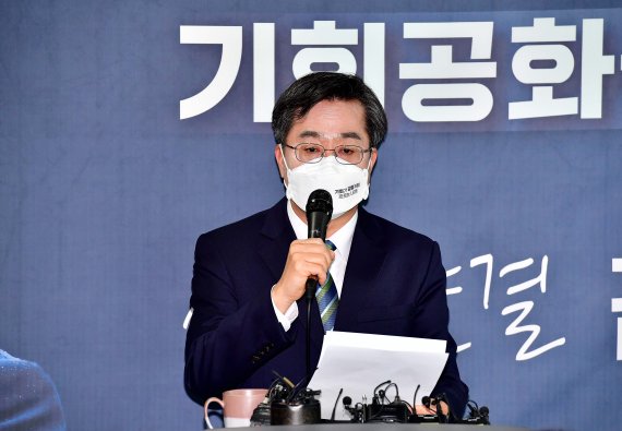 김동연 새로운물결 대선 후보가 2일 서울 영등포구 선거 캠프에서 기자회견을 열고 후보 사퇴 및 이재명 더불어민주당 후보의 지지 의사를 밝히고 있다. 뉴스1.