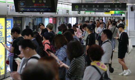 부산도시철도 1호선 서면역에서 시민들이 도시철도를 기다리고 있다.2019.7.10/뉴스1 © News1