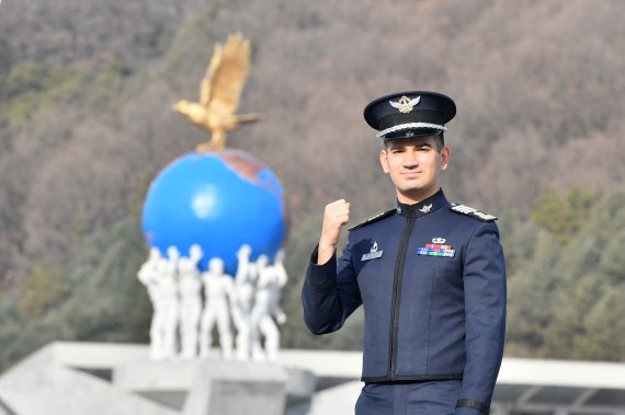 파라과이 사관학교 수탁생도 출신으론 처음으로 우리 공사 졸업생이 된 아키노 몽엘로스 페드리코 하비에르 . 사진=공군 제공