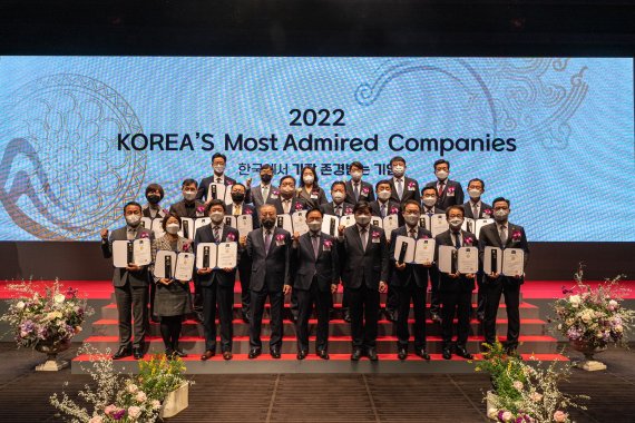 에쓰오일 국내영업본부 서정규 본부장(둘째줄 왼쪽 네 번째) 등 수상 기업 관계자들이 2일 서울 신라호텔에서 열린 ‘2022 한국에서 가장 존경받는 기업’ 시상식에서 기념사진을 찍고 있다. 에쓰오일 제공