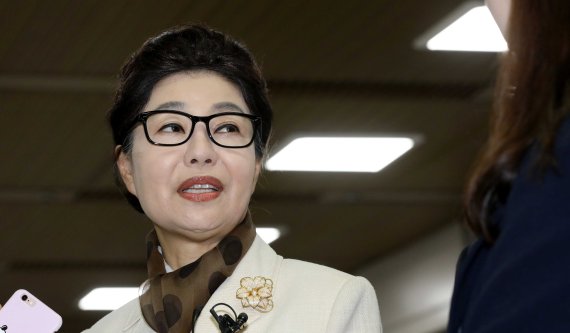 박근혜 전 대통령 동생 박근령 전 육영재단 이사장이 4일 오후 서울 서초구 고등법원에서 열린 '변호사법 위반' 항소심 3차 공판에 출석, 취재진 질문에 답변하고 있다. 2018.04.04. /사진=뉴시스