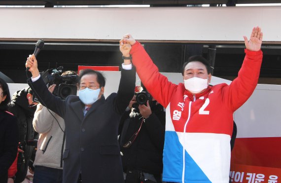 윤석열 국민의힘 대선 후보(오른쪽)와 홍준표 국민의힘 의원. 사진=뉴스1
