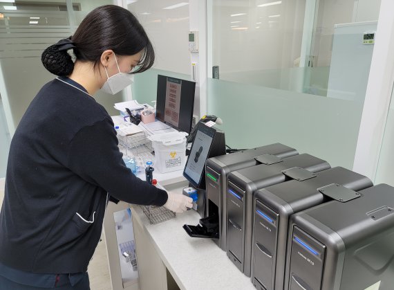 경북 포항세명기독병원 직원이 포항지역 최초로 도입한 코로나19 신속 PCR 검사장비(STANDARD M10)를 이용해 검사하고 있다. 사진=뉴시스
