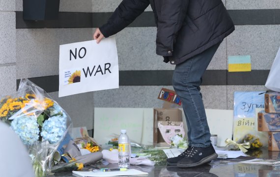러시아의 우크라이나 침공 일주일째인 2일 서울 용산구 주한 우크라이나대사관을 찾은 시민이 희생자를 추모하며 'NO WAR' 손피켓을 놓고 있다. /뉴스1 © News1 허경 기자
