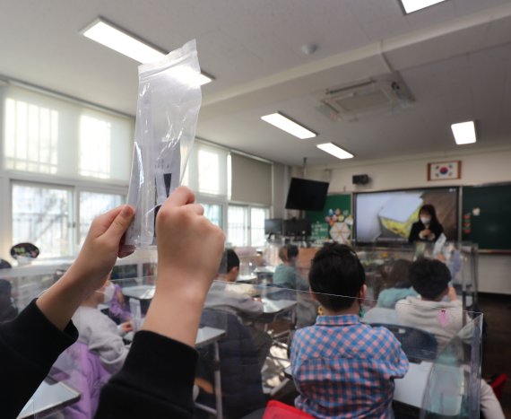 2일 부산 부산진구 개금초등학교에서 교사가 학생들에게 자가키트 사용방법을 설명 하고 있다. 2022.3.2/뉴스1 © News1 김영훈 기자