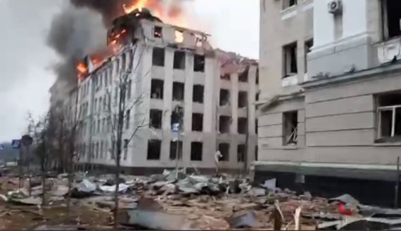 [서울=뉴시스] 2일(현지시간) 우크라이나 제2 도시 하르키우에서 대학 건물이 러시아군 공격으로 불에 타고 있다. (사진=안톤 게라셴코 우크라이나 내무장관 고문 텔레그램 갈무리) 2022.03.02. *재판매 및 DB 금지