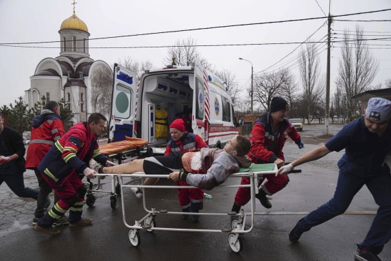 [마리우폴=AP/뉴시스] 1일(현지시간) 우크라이나 마리우폴에서 구급대원들이 거주 지역 포격으로 부상한 남성을 급히 병원으로 옮기고 있다. 2022.03.02.