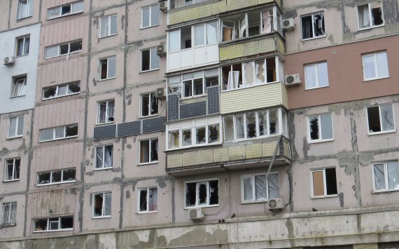 우크라이나 마리우폴에서 포격으로 주거용 건물이 피해를 입은 모습. 2022.02.26/news1 © 로이터=뉴스1 © News1 김민수 기자