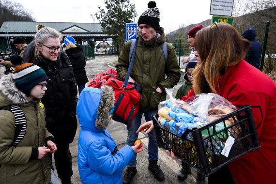 러시아의 침공을 피해 달아난 우크라이나인들이 슬로바키아 우블라에 도착한 모습. 2022.02.26/news1 © 로이터=뉴스1 © News1 김민수 기자