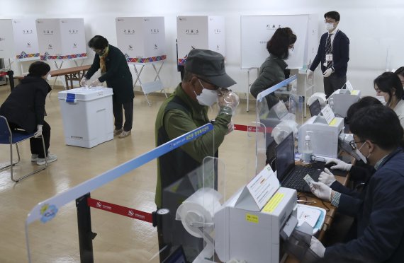 4·7재보궐선거 사전투표 첫날인 2일 오전 울산 남구 대현동 행정복지센터에 마련된 사전투표소에서 유권자들이 남구청장 재선거 사전투표를 하고 있다 © News1 윤일지 기자