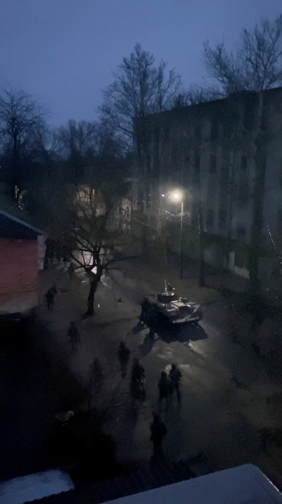 1일(현지시간) 우크라이나 남부 헤르손 거리에 군용 탱크가 보이고 있다. 2022.03.01/news1 © 로이터=뉴스1 © News1 김민수 기자