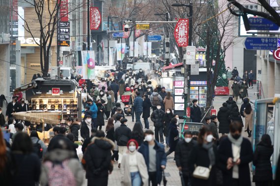 지난해 12월 24일 오후 서울 중구 명동거리가 시민들로 북적이고 있다. 2021.12.24/뉴스1 © News1 박지혜 기자
