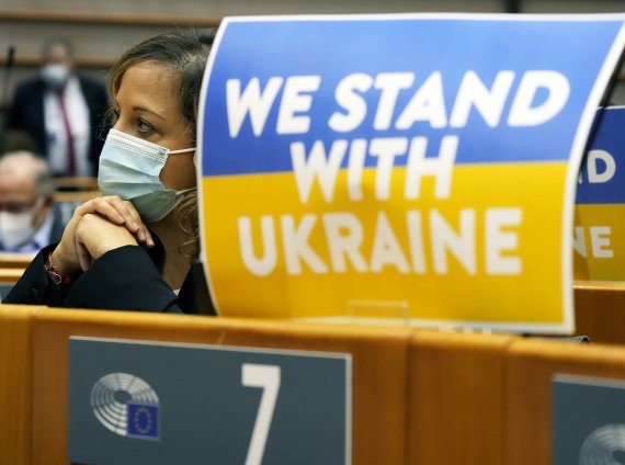 1일(현지시간) 벨기에 브뤼셀 유럽의회에서 열린 회의에 우크라이나 지지 피켓이 놓여져 있다. AP뉴시스