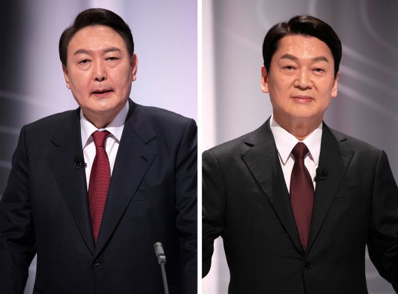 윤석열 국민의힘 대선후보와 안철수 국민의당 대선후보가 3일 새벽 제20대 대선 후보 단일화에 잠정 합의한 것으로 전해졌다. 두 후보는 지난 2일 대선 후보 TV토론회를 마친 뒤 강남 모처에서 3일 새벽까지 2시간 30분 가량 회동을 가졌으며 이 자리에서 안철수 후보는 조건 없이 사퇴하는 방향으로 가닥을 잡은 것으로 알려졌다. 사진은 지난달 25일 대선 후보 토론회에서의 윤석열 국민의힘 대선 후보와 안철수 국민의당 대선 후보의 모습. 2022.3.3/뉴스1 © News1 포토공용 기자