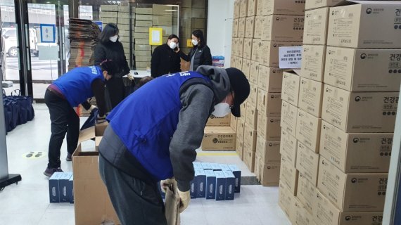 중랑구보건소에서 재택치료자들에게 키트를 배송하기 위해 준비하는 민간단체 회원들의 모습(중랑구 제공).© 뉴스1
