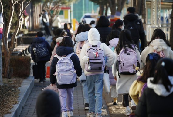 전국 초·중·고교 개학일인 2일 오전 서울 한 초등학교에서 학생들이 등교를 하고 있다. 2022.3.2/뉴스1 © News1 권현진 기자