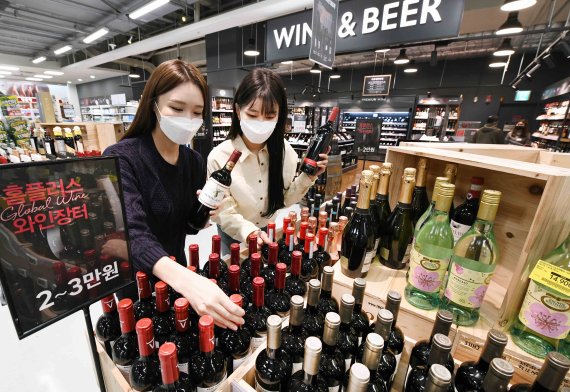 모델들이 3일 서울 등촌동 홈플러스 강서점에서 ‘와인장터’와 ‘위스키 페스티벌’ 행사 상품을 선보이고 있다. 홈플러스 제공.