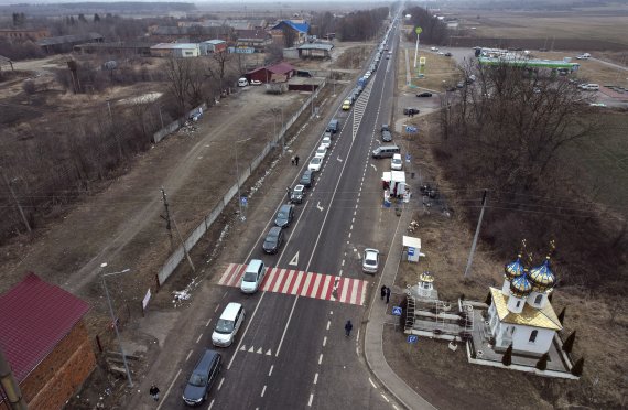 [체르니우치=AP/뉴시스] 1일(현지시간) 우크라이나 체르니우치에서 우크라이나를 빠져나가려는 난민들의 자동차가 인근 루마니아 국경을 향해 길게 줄지어 서 있다. 2022.03.02.
