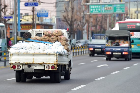 충북 청주시는 미세먼지 해결을 위해 노후 경유차를 대상으로 7일부터 22일까지 운행경유차 배출가스 저감사업 신청서를 받는다.(사진은 기사 내용과 무관함) / 뉴스1 © News1