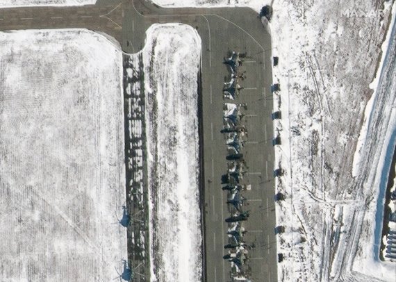 [밀레로보=AP/뉴시스] 막사 테크놀러지가 제공한 위성사진에 18일(현지시간) 벨라루스 밀레로보 군 비행장에 러시아군의 Su-25 전투기들이 배치돼 있다. 조 바이든 미국 대통령은 블라디미르 푸틴 러시아 대통령의 '우크라이나 침공 결정'을 확신한다고 밝혔다. 2022.02.19.