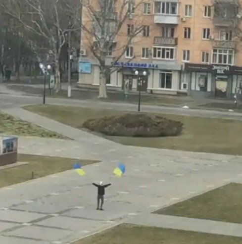 우크라이나 도시 헤르손의 한 시민이 러시아 탱크 앞에서 우크라이나 깃발을 흔들고 있다..(텔레그램 캡처)