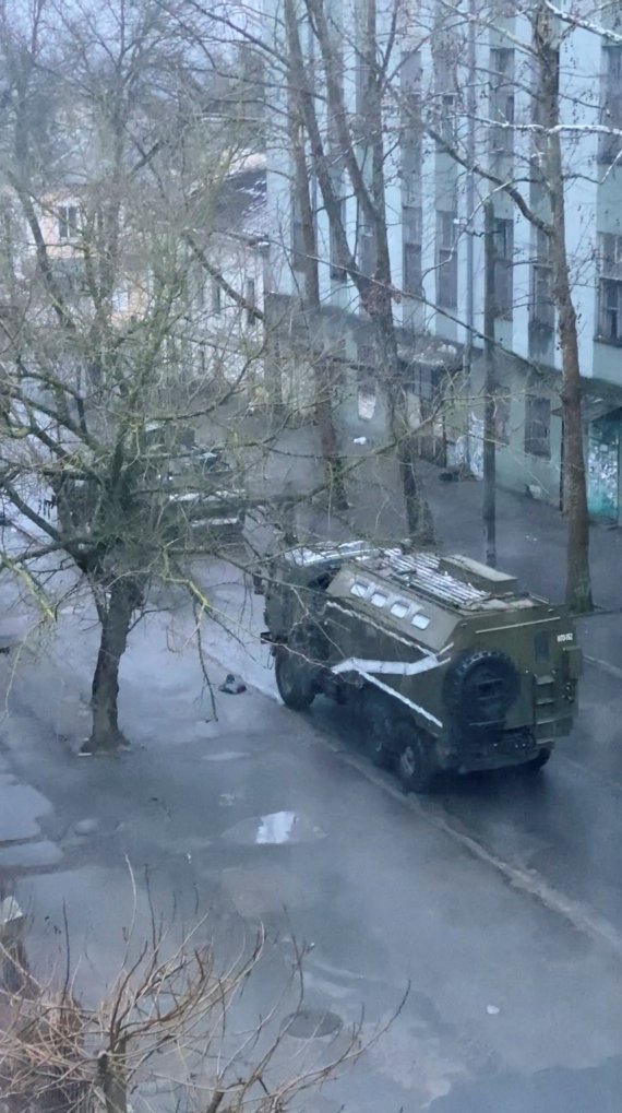 3월1일 우크라이나 헤르손 거리에서 목격된 군용트럭과 탱크.© 로이터=뉴스1