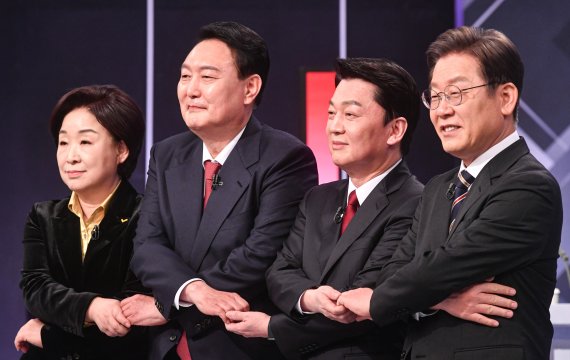 제20대 대통령 선거를 일주일 앞둔 2일 오후 서울 여의도 KBS에서 중앙선거방송토론위원회 주관으로 열린 제20대 대선 후보자 토론회에서 각 당 후보들이 토론회 시작에 앞서 기념촬영을 하고 있다. 왼쪽부터 심상정 정의당 후보, 윤석열 국민의힘 후보, 안철수 국민의당 후보, 이재명 더불어민주당 후보. 2022.3.2/뉴스1 © News1 이동해 기자