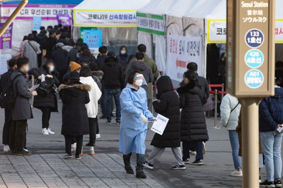 3일 오전 서울 봉래동 서울역광장에 마련된 선별진료소에서 의료진이 분주한 모습을 보이고 있다. 뉴스1 제공